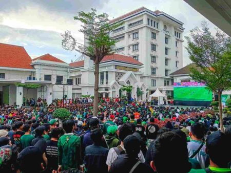 Nobar Derby Jatim, Alun-alun Surabaya Jadi Lautan Bonek-Bonita Foto BeritaJatim.com