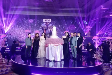 Sweet Ulang Tahun Bertema Victoria Secret Makin Spektakuler Berkat Tata Lighting dan LED dari Flat Production Foto BeritaJatim.com