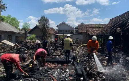 Kebakaran di Bondowoso, Rumah Hangus, Pemilik Sempat Selamatkan Sapi Foto BeritaJatim.com