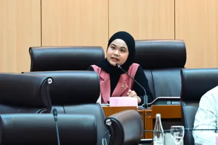 Anggota DPR RI PDIP Asal Gresik Ungkap Fakta Pariwisata Indonesia: Tiket Mahal dan Layanan Buruk Foto BeritaJatim.com