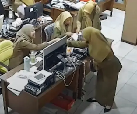 Heboh Penipuan CPNS dan PPPK di Gresik Terbongkar, Korban Rugi Ratusan Juta BKPSDM Bertindak Cepat Foto BeritaJatim.com