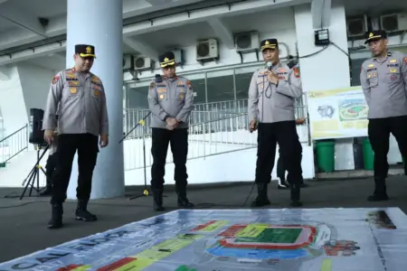 Ratusan Personel Gabungan Siaga di Stadion Gejos Gresik Amankan Laga Timnas vs Timor Leste Foto BeritaJatim.com