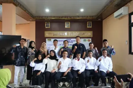 Harapan yang Tak Pernah Terlambat, Kisah Warga Tlogopojok Gresik Kejar Ijazah Lewat Beasiswa PINTAS PON Foto BeritaJatim.com