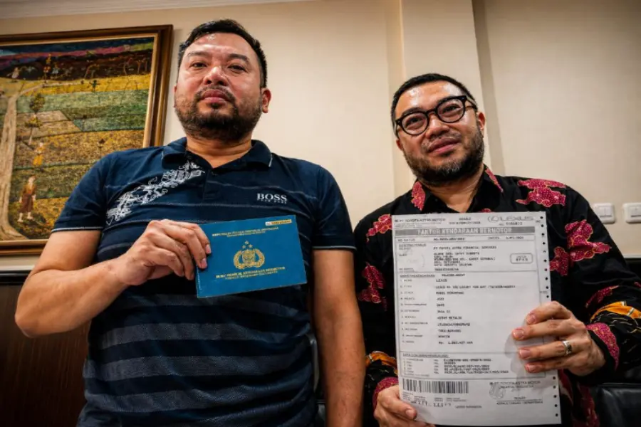 Korban Penarikan Mobil Lexus Oleh Debt Collector Lapor Polrestabes Surabaya Foto BeritaJatim.com