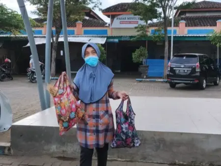Harga Plastik Naik, Warga Pacitan Mulai Tinggalkan Kantong Sekali Pakai Foto BeritaJatim.com