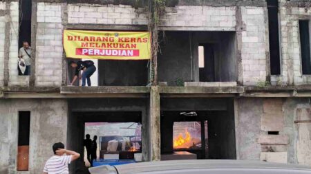 Polisi dan TNI Bongkar Arena Judi Sabung Ayam di Lahan Kosong Sedati Foto BeritaJatim.com