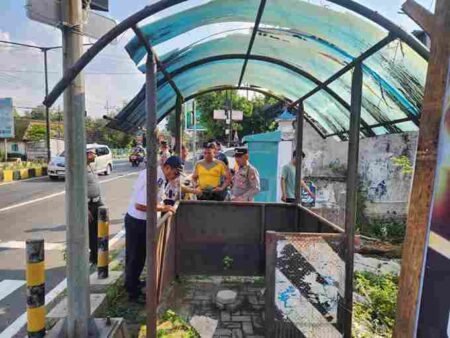 Respon Cepat Aduan Warga, Polres Magetan Bongkar Pos Terbengkalai Foto BeritaJatim.com