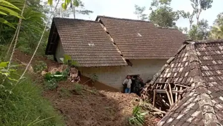 Hujan Lebat Picu Longsor di Pacitan, Sejumlah Rumah Warga Rusak Foto BeritaJatim.com