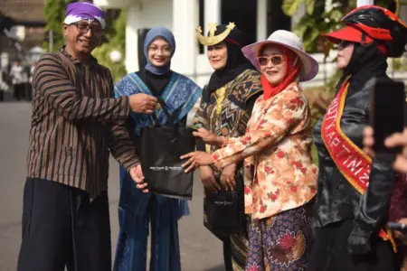 Pimpin Apel Hari Kartini, Mbak Wali Gaungkan Semangat Kartini: Perempuan Berdaya, Lingkungan Terjaga Foto BeritaJatim.com