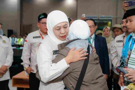 Lepas Kloter Pertama Jemaah Haji, Khofifah Doakan Kesehatan di Tengah Cuaca Ekstrem Foto BeritaJatim.com