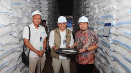 Kawal Swasembada Pangan, Bimantoro Wiyono Pastikan Stok Beras di Gudang Bulog Candirejo Nganjuk Melimpah Foto BeritaJatim.com