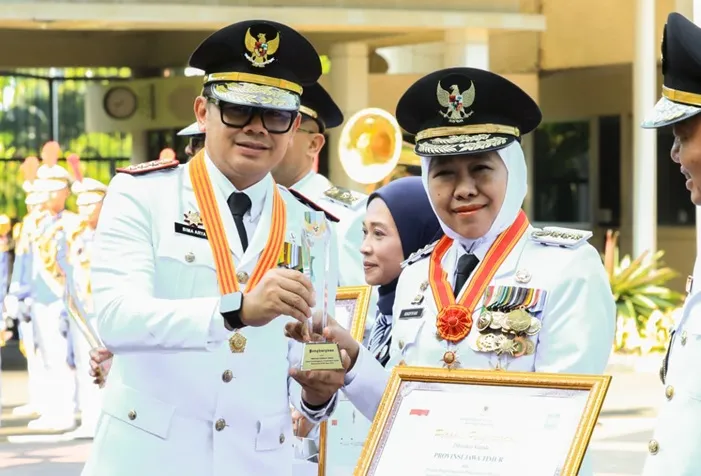 Terima Penghargaan Mendagri di Peringatan Hari Otonomi Daerah, Pemprov Jatim Pemerintah Daerah Berkinerja Tinggi Foto BeritaJatim.com