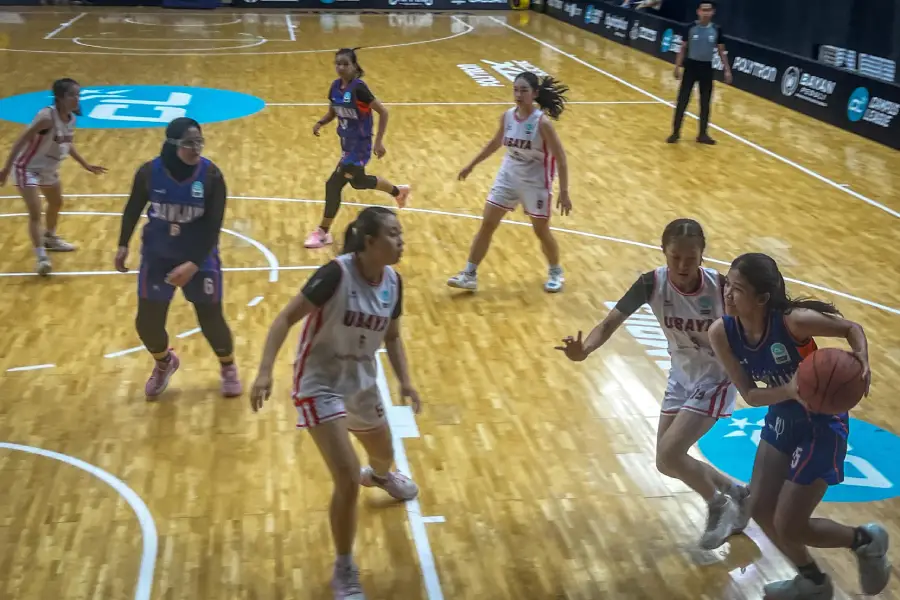 Ubaya Dominasi Semifinal Campus League 2026 Surabaya, Tim Putra dan Putri Melaju ke Final Foto BeritaJatim.com