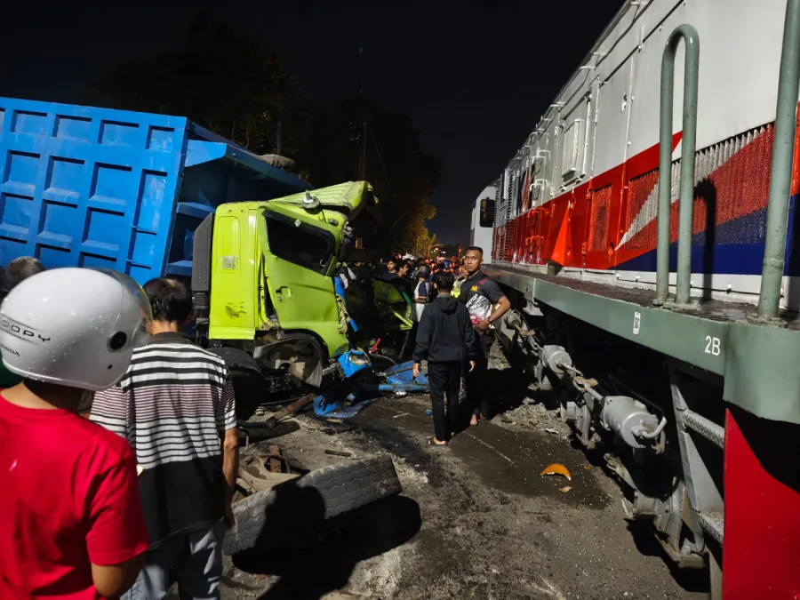 Truk Mogok Tertemper KA Dhoho di Blitar, KAI Daop 7 Madiun Sesalkan Kedisiplinan Pengendara Foto BeritaJatim.com