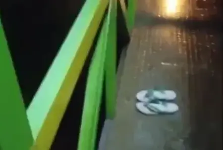 Misteri Sepasang Sandal di Jembatan Jampirogo Mojokerto, Kekhawatiran Warga Berakhir Tawa Foto BeritaJatim.com