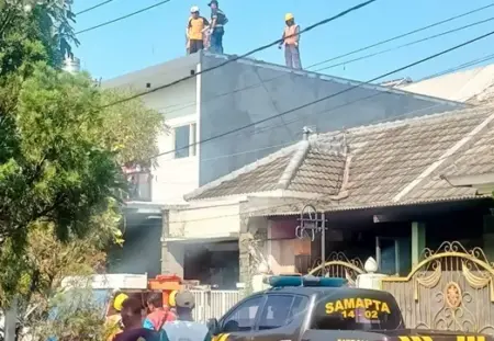 Pekerja di Mojokerto Tewas Tersengat Listrik saat Pasang Kanopi Foto BeritaJatim.com