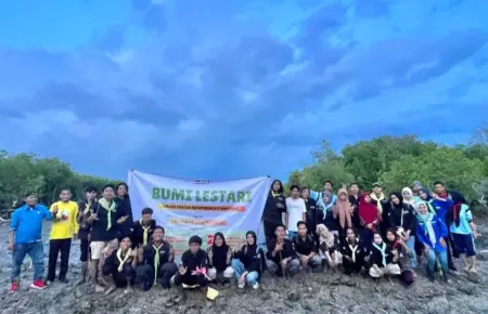 Mahapala UNIRA Pamekasan Tanam 500 Bibit Mangrove di Pesisir Pantai Ambat Foto BeritaJatim.com