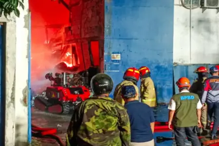 Kebakaran di Margomulyo, Pemkot Surabaya Kerahkan Armada Robot Pemadam Kebakaran Foto BeritaJatim.com