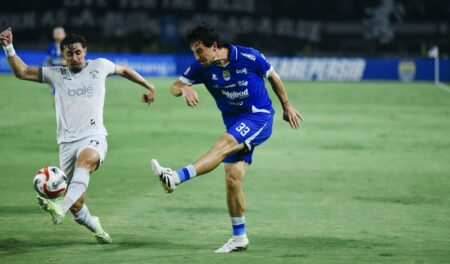 Persib Bandung Vs Arema FC: Babak Pertama Berakhir Imbang Tanpa Gol Foto BeritaJatim.com