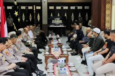 Polda Jatim Satukan Persebaya dan Arema, Perkuat Komitmen Laga Damai di Kanjuruhan Foto BeritaJatim.com