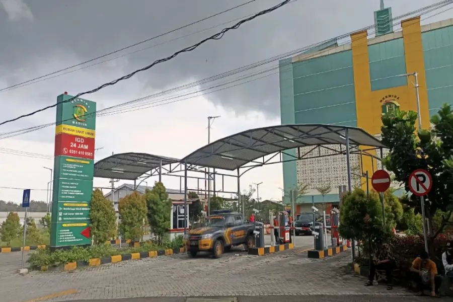Balita Jatuh dari Lantai 3 di RS Hermina Madiun, Polisi Olah TKP Foto BeritaJatim.com