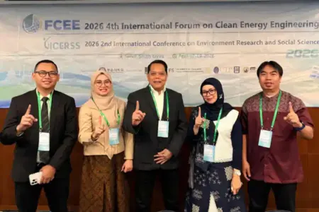 Dosen Unesa Raih Penghargaan Best Presenter Lewat Inovasi Pakaian Bertenaga Surya di Korea Foto BeritaJatim.com