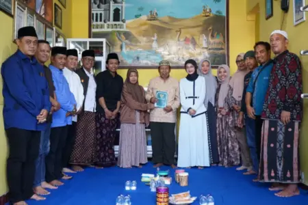 Mbak Wali dan Gus Qowim Takziah ke Rumah Duka Pengrajin Tenun Ikat Bandar Kidul Medali Mas Foto BeritaJatim.com