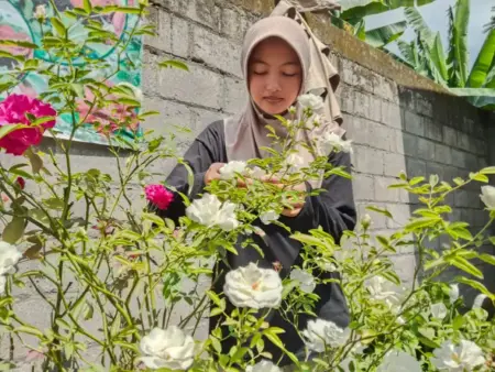 Kisah Sita, Atlet Kriket Peraih SNBP yang Merawat Ibu di Tengah Harum Bunga Foto BeritaJatim.com