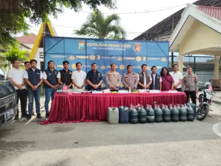 Borong Pertalite Pakai Motor PCX untuk Stok Pom Mini, Pria di Kediri Terancam 6 Tahun Penjara Foto BeritaJatim.com