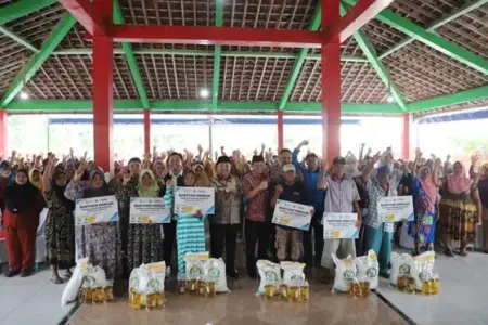 Pemkab Jombang Salurkan Bantuan Beras dan Minyak Goreng, Bupati Ingatkan Pentingnya Pengawasan Foto BeritaJatim.com
