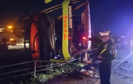 Bus Restu Kecelakaan di Tol Jombang-Mojokerto: Satu Tewas, Belasan Luka-luka Foto BeritaJatim.com