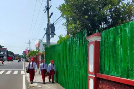 Pembangunan KDMP di SDN Tlogo 2 Blitar Dilanjutkan, DPRD: Kenapa Ngotot Disitu? Foto BeritaJatim.com