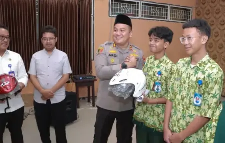 Simulasi Wawancara Cegat di SMKN 1 Jombang: Siswa Berani Tanya, Kapolres Hadiahkan Helm Keselamatan Foto BeritaJatim.com