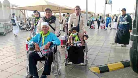 Jemaah Haji Kloter Batam 5 Tiba di Madinah Usai Delay 24 Jam, Maskapai Kerahkan Pesawat Pengganti Foto BeritaJatim.com