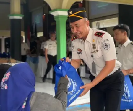 Bentengi dari Sindikat TPPO, Imigrasi Blitar Turun Gunung Edukasi Calon Pekerja Migran di Desa Foto BeritaJatim.com