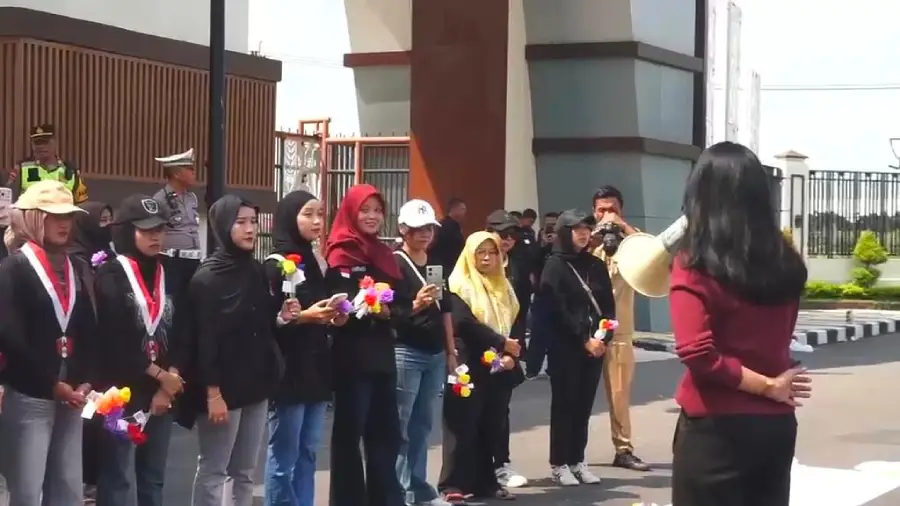 Bukan Sekadar Kebaya, Peringatan Hari Kartini di Bojonegoro Diwarnai Aksi Simpatik di Jalan Foto BeritaJatim.com