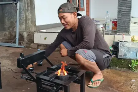 Kompor Oli Bekas dari Blitar Viral, Solusi Saat Elpiji Langka Bisa Nyala 12 Jam Foto BeritaJatim.com