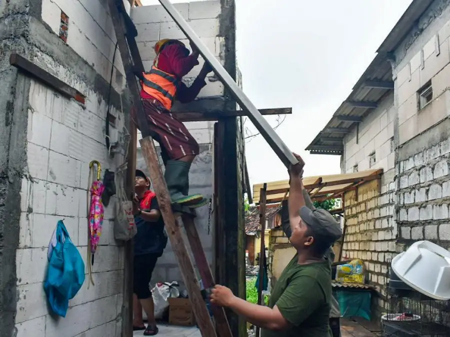 Pelebaran Sungai Kalianak II: Pemkot Surabaya Lanjutkan Pembongkaran Bangunan Foto BeritaJatim.com