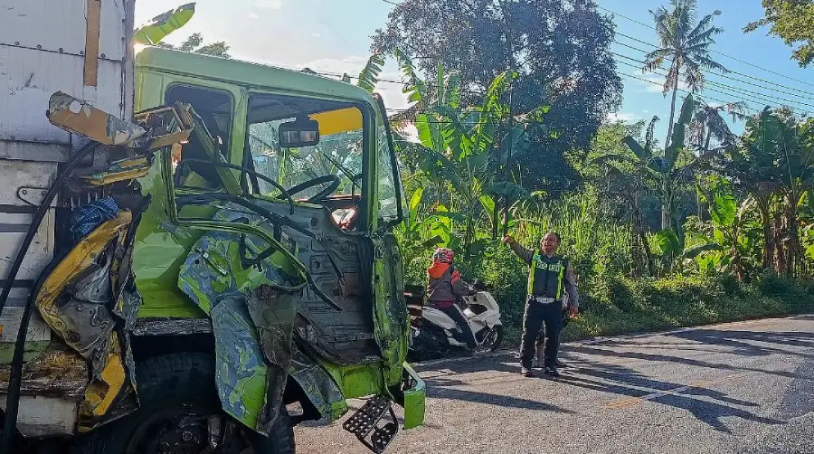 Kecelakaan Beruntun di Jalan Nasional Lumajang-Jember, 4 Korban Luka-luka Foto BeritaJatim.com
