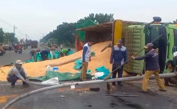 Truk Gandeng Muatan Pakan Ternak Tabrak Tiang PJU di Jombang, Sopir Diduga Mengantuk Foto BeritaJatim.com