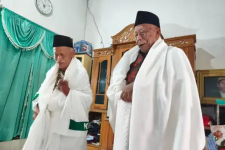 Langkah Senja Menjemput Panggilan-Nya, Kisah 2 Saudara Petani Blitar ke Tanah Suci Foto BeritaJatim.com