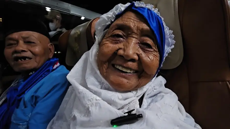 Kisah Inspiratif Mbah Suminem: Petani 96 Tahun Berhaji Berkat Tabungan Rp 10 Ribu per Minggu Foto BeritaJatim.com
