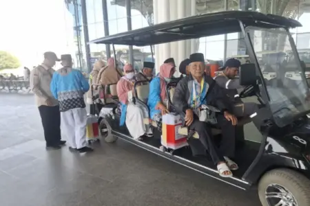 Fasilitas Lansia di Bandara Madinah Gratis, Jemaah Haji 2026 Dimanjakan Mobil Golf Foto BeritaJatim.com