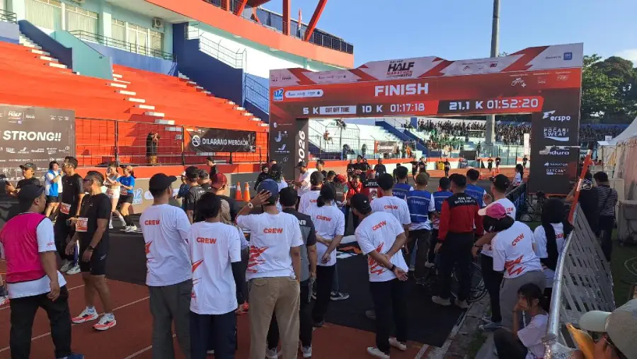 7 Ribu Pelari Penuhi Jalan Dalam MS Glow for Men Malang Half Marathon 2026 Foto BeritaJatim.com