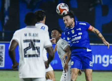 Arema FC Tahan Imbang Persib 0-0 di GBLA Foto BeritaJatim.com