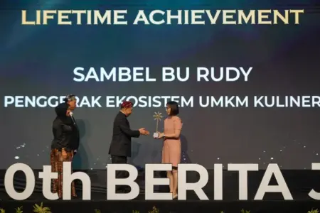 Sambal Bu Rudy Raih ‘Lifetime Achievement’ di HUT ke-20 beritajatim.com Foto BeritaJatim.com