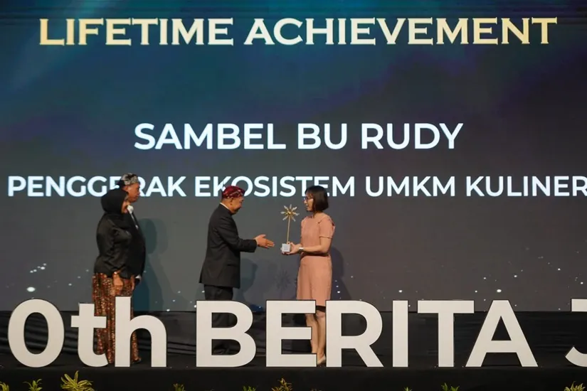 Sambal Bu Rudy Raih ‘Lifetime Achievement’ di HUT ke-20 beritajatim.com Foto BeritaJatim.com