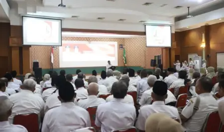 Pemkab Jombang Serahkan SK Purna Tugas kepada 115 PNS yang Masuki Masa Pensiun Foto BeritaJatim.com