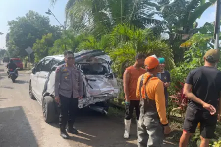 Minibus Dihantam KA Majapahit di Blitar, Perlintasan Tanpa Palang Kembali Makan Korban Foto BeritaJatim.com