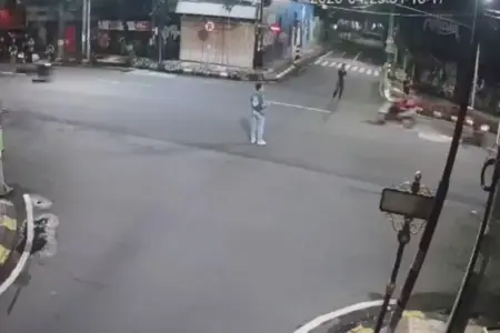 Viral Pemuda Tutup Simpang Jalan H Agus Salim Madiun Diduga untuk Balap Liar, Polisi Langsung Bubarkan Foto BeritaJatim.com